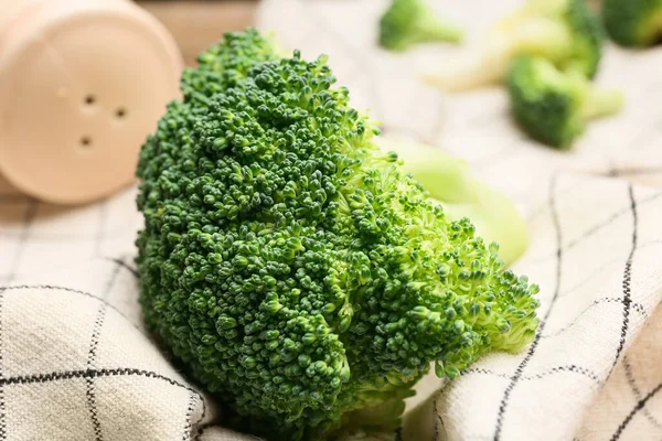 Brokoli Sehat Kubis Pada Latar Belakang Kain Cahaya Closeup — Stok Foto