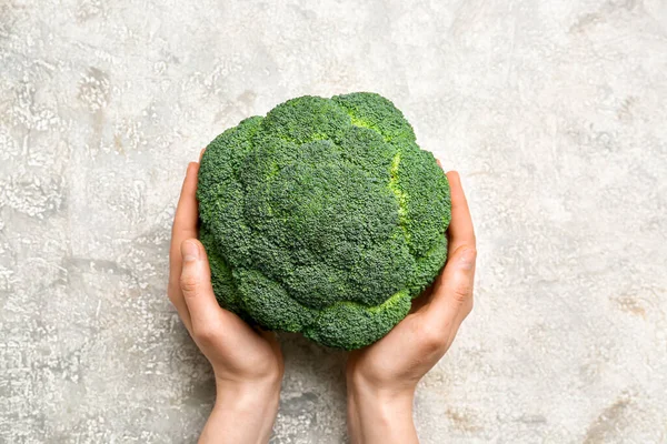 Kvinnliga Händer Med Friska Broccoli Kål Ljus Bakgrund — Stockfoto