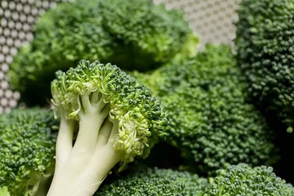 Colander Med Friska Broccoli Kål Närbild — Stockfoto