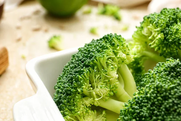 Memanggang Hidangan Dengan Brokoli Sehat Kubis Pada Latar Belakang Cahaya — Stok Foto