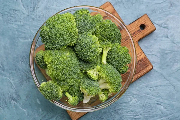 Mangkuk Dengan Brokoli Sehat Kubis Pada Latar Belakang Warna — Stok Foto