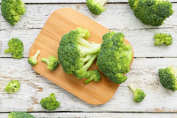 Papan Dengan Brokoli Sehat Kubis Pada Latar Belakang Kayu Ringan — Stok Foto