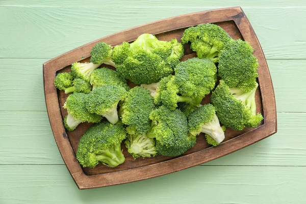 Papan Dengan Brokoli Sehat Kubis Pada Warna Latar Belakang Kayu — Stok Foto