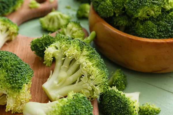 Papan Dengan Brokoli Sehat Kubis Pada Warna Latar Belakang Kayu — Stok Foto