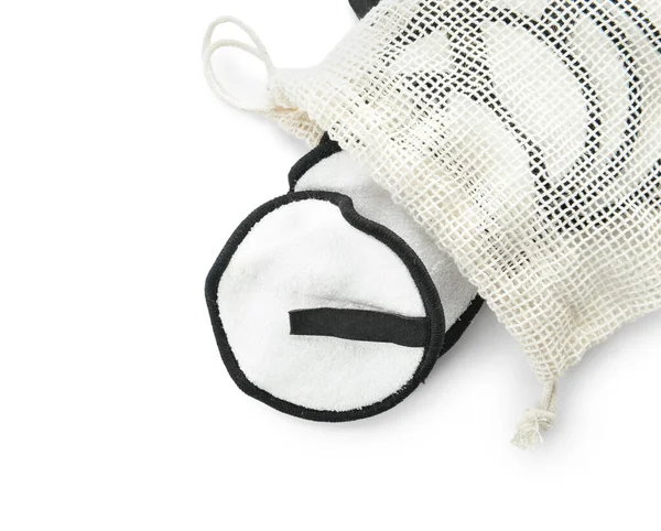 白い背景に再利用可能な綿パッド付きバッグ — ストック写真