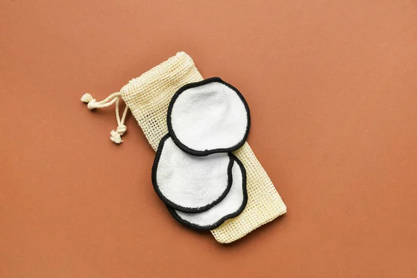 茶色の背景に再利用可能な綿パッドとバッグ — ストック写真