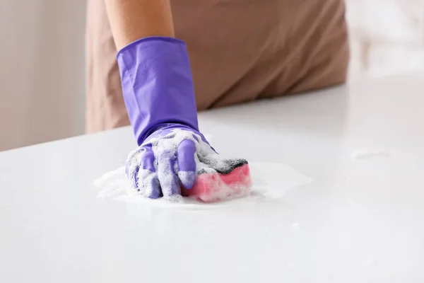 Mesa Limpieza Mujer Con Esponja Espuma Cocina —  Fotos de Stock