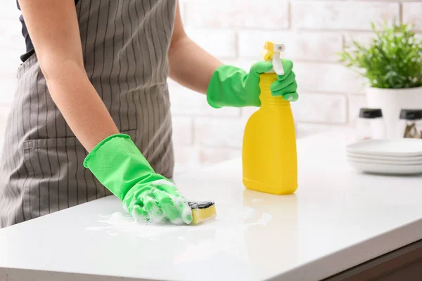 Kvinnligt Rengöringsbord Med Tvättsvamp Och Tvättmedel Köket — Stockfoto