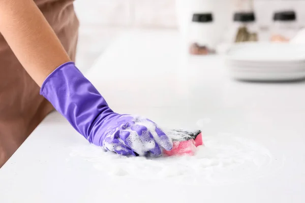 Mulher Mesa Limpeza Com Esponja Espuma Cozinha — Fotografia de Stock