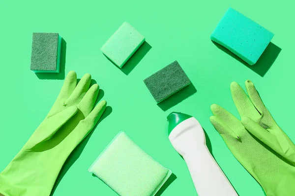 Esponjas Limpieza Verde Guantes Botella Detergente Sobre Fondo Color —  Fotos de Stock