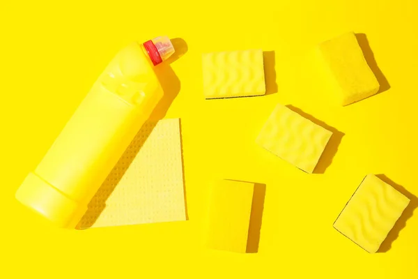 彩色背景下的黄色清洁海绵和洗涤剂瓶 — 图库照片