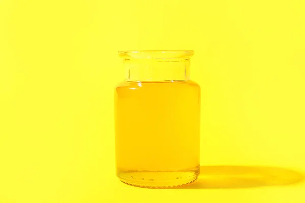 黄色の背景に甘い蜂蜜の瓶 — ストック写真