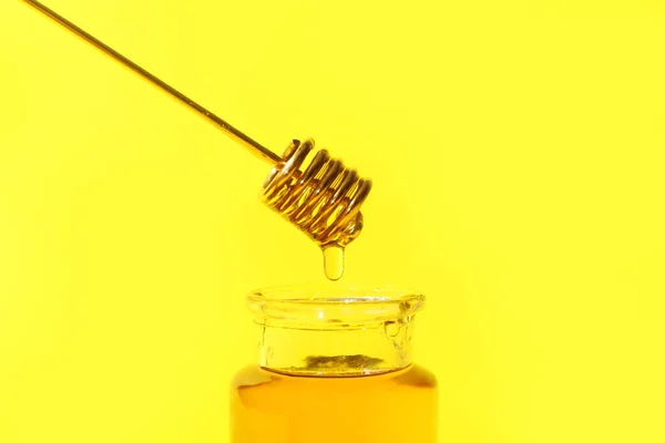 Pouring Sweet Honey Dipper Jar Color Background Closeup — Stock Photo, Image