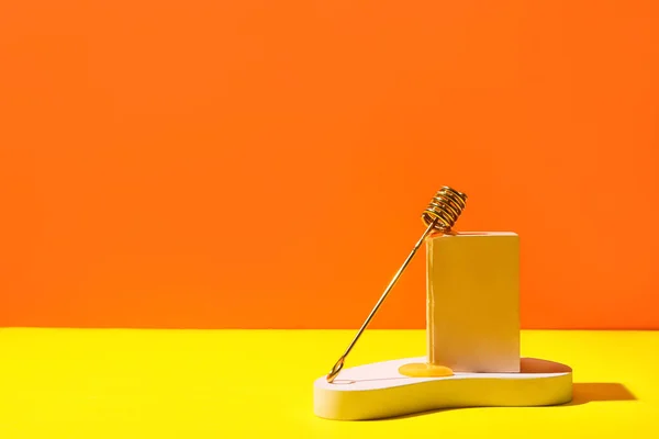 色の背景にディッパーと蜂蜜と組成物 — ストック写真