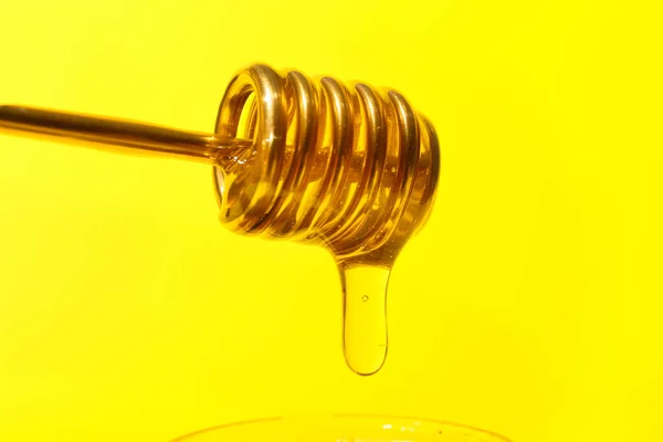 色の背景に唐辛子からおいしい蜂蜜の注ぎ クローズアップ — ストック写真