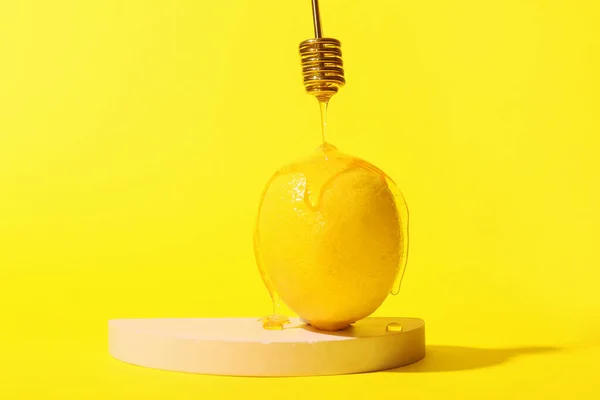 Nalití Sladkého Medu Zralé Citron Barevném Pozadí Detailní Záběr — Stock fotografie