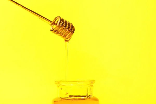 色の背景に瓶にディップから甘い蜂蜜の注ぎ クローズアップ — ストック写真