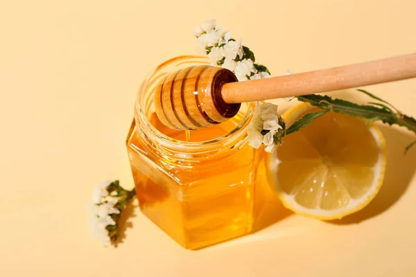 Glas Mit Süßem Honig Zitrone Und Blumen Auf Farbigem Hintergrund — Stockfoto