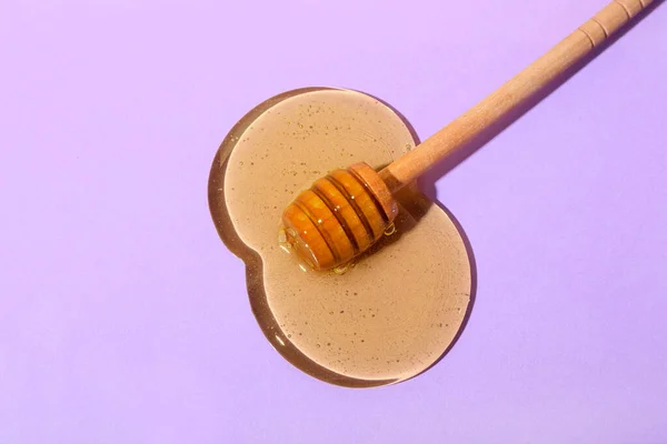 ライラックの背景に甘い蜂蜜とディッパー — ストック写真