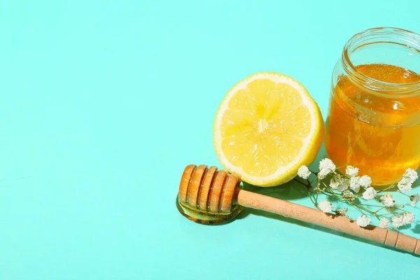 Burk Med Söt Honung Dipper Och Citron Färg Bakgrund — Stockfoto