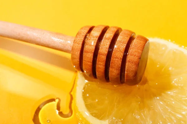Řez Citronu Sladký Med Dipper Barevném Pozadí Detailní Záběr — Stock fotografie