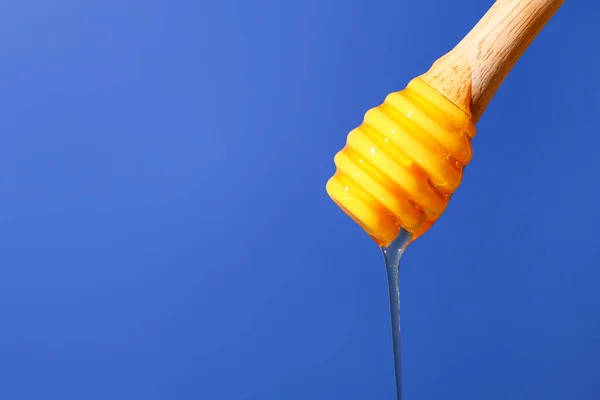 Pouring Sweet Honey Dipper Blue Background Closeup — Stock Photo, Image