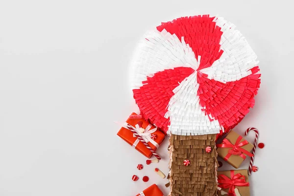 Lollipop Pinata Mit Bonbons Und Geschenken Auf Weißem Hintergrund — Stockfoto