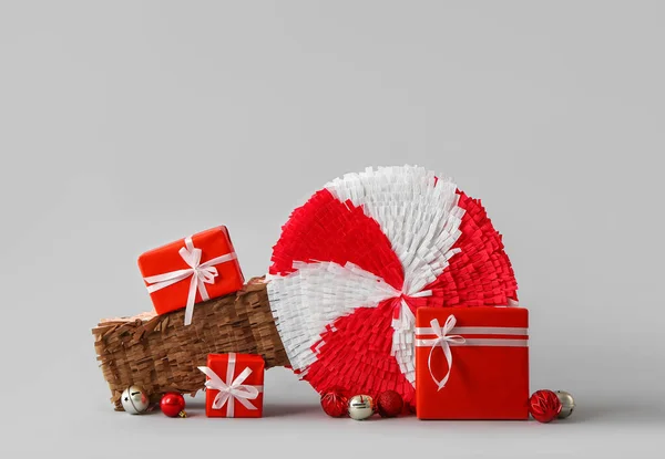 Pinata Piruleta Con Regalos Bolas Sobre Fondo Gris — Foto de Stock