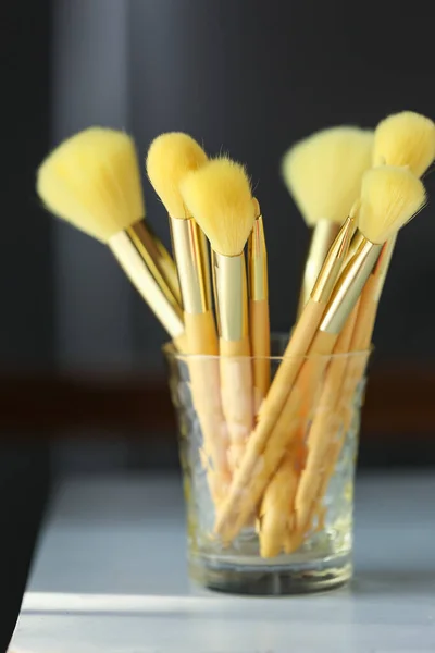 Verre Avec Brosses Maquillage Élégantes Sur Table Gros Plan — Photo