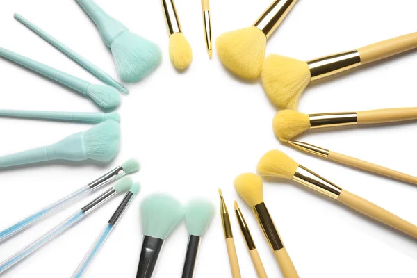 Beyaz Arkaplanda Makyaj Fırçalarından Yapılmış Çerçeve — Stok fotoğraf
