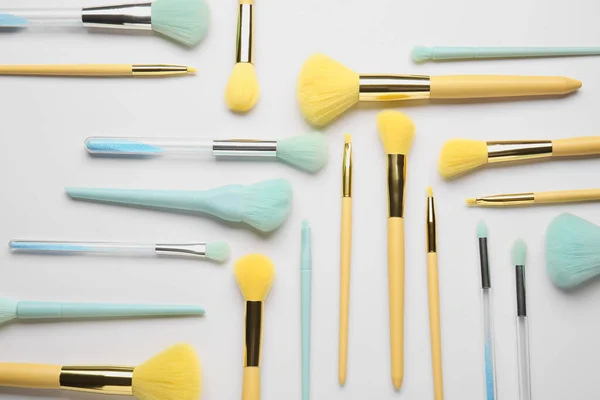 Açık Arkaplanda Farklı Stil Makyaj Fırçaları — Stok fotoğraf