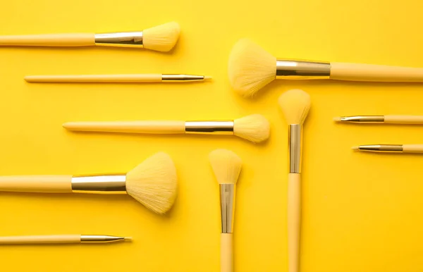 Conjunto Pincéis Maquiagem Elegantes Fundo Amarelo — Fotografia de Stock