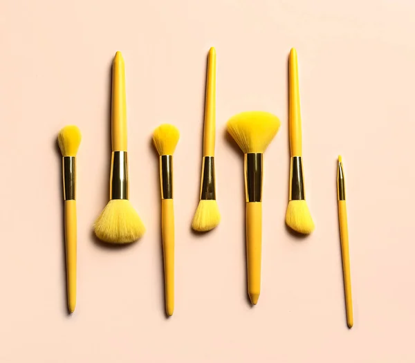Renkli Arkaplanda Güzel Makyaj Fırçaları Olan Kompozisyon — Stok fotoğraf