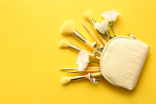 Saco Cosmético Com Pincéis Maquiagem Elegantes Flores Fundo Amarelo — Fotografia de Stock