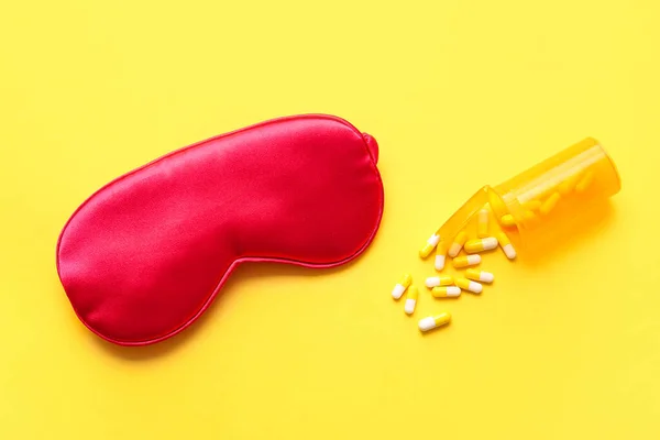 Stylish Sleep Mask Pills Color Background — Stock Photo, Image