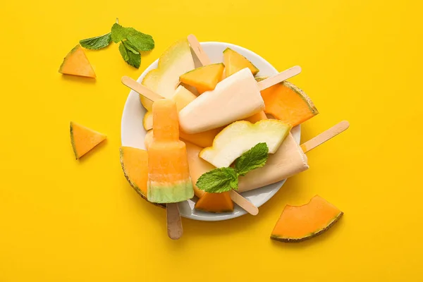 Plate Tasty Melon Popsicles Color Background — Stock Photo, Image