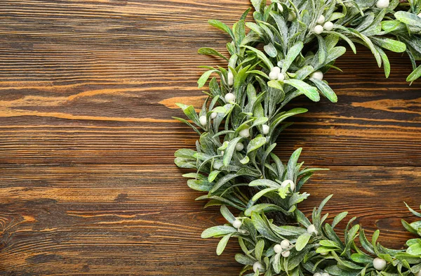 Tahta arka planda basit ökseotu çelengi