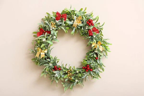 Beautiful Mistletoe Wreath Color Wall — Stock Photo, Image