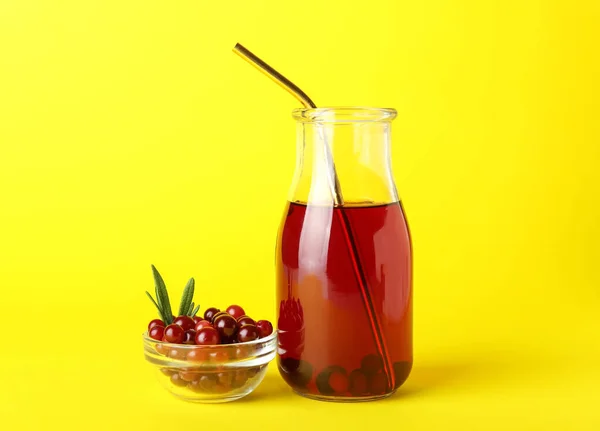 Garrafa Com Suco Cranberry Saudável Fundo Cor — Fotografia de Stock