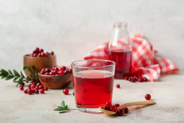 Glas Med Friska Tranbär Juice Ljus Bakgrund — Stockfoto
