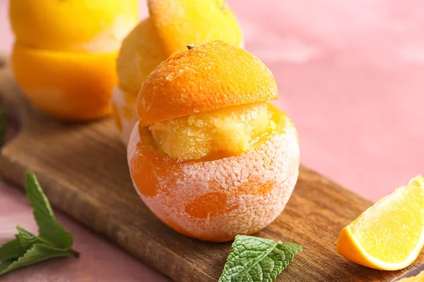 오렌지 껍질에 아이스크림 — 스톡 사진