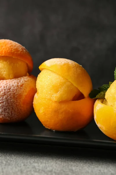 Тарелка Вкусным Мороженым Апельсиновой Кожуре Сером Фоне — стоковое фото
