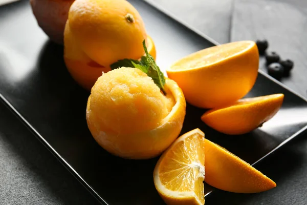 배경에 오렌지 껍질에 맛있는 아이스크림을 튀기는 — 스톡 사진