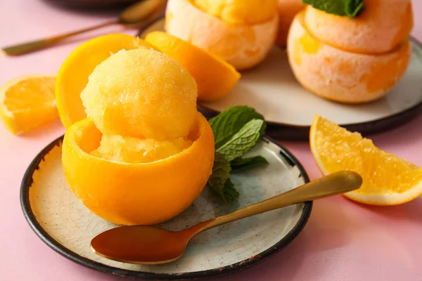 맛있는 아이스크림 배경에 오렌지 껍질에 — 스톡 사진