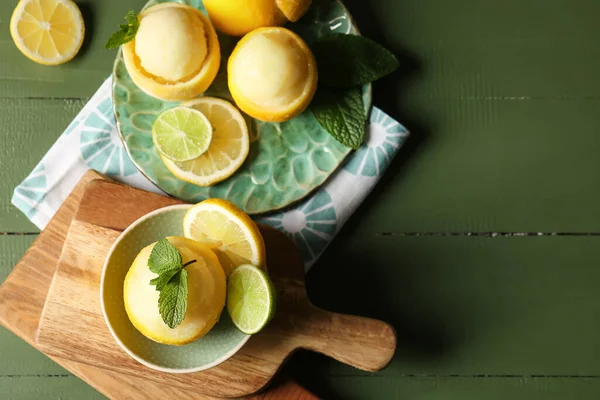 Piatto Ciotola Con Gustosi Gelati Bucce Limone Sfondo Legno Colore — Foto Stock