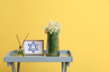 David Star 'ın sarı arka planda resmedilmesi