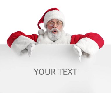 Beyaz arka planda boş posteri olan sürpriz Noel Baba.