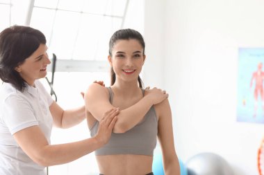 Genç bir kadın rehabilitasyon merkezinde terapi görüyor.