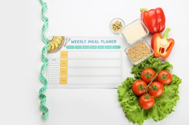 Yemek planlı kompozisyon, sağlıklı ürünler ve beyaz arka planda şerit ölçümü