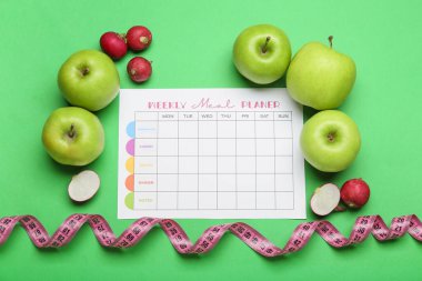 Sağlıklı ürünler ve yeşil arka planda şerit içeren yemek planı